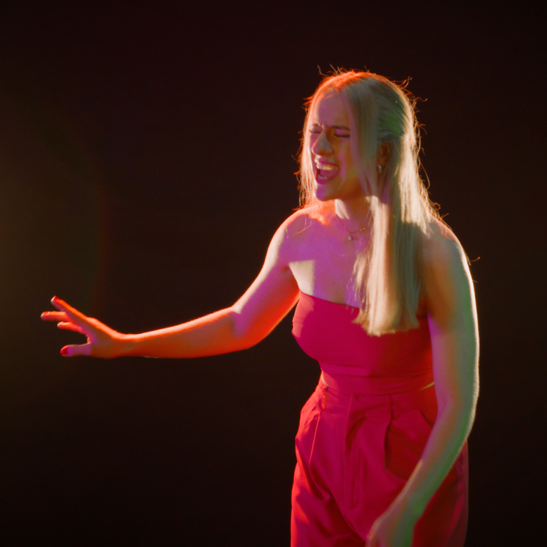 broken queen Still 3